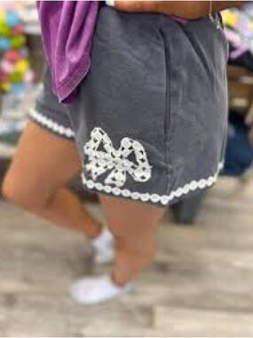 Umgee Gray Lace Trim Boho Shorts Size Medium Elastic Waist Embroidered Bow NWT